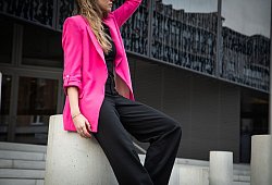 Eine junge Frau trägt einen Neon Pink Blaser - Christin Klose/dpa-tmn