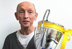 Hat den Pokal an sich genommen - Vera Gerstendorf-Welle