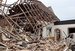 Zwei Verletzte bei Gebäudeeinsturz nach Explosion - René Priebe/dpa