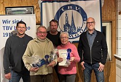 Ehepaar Hauser (vordere Reihe) und der Vereinsvorstand des TBV Lemgo Lippe, bei der &Uuml;berreichung ihrer Urkunden 2025 f&uuml;r die langj&auml;hrige Vereinszugeh&ouml;rigkeit. - Sven Krause