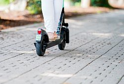 Unterwegs mit dem E-Roller. - Symbolbild: Uwe Anspach