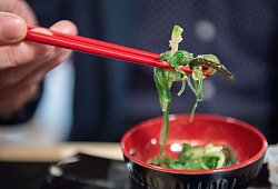 Ein Mann isst einen Wakame-Algensalat - Andrea Warnecke/dpa-tmn