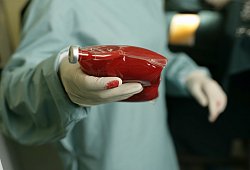 Nachdem sich der Blutspendedienste von Beginn der Coronakrise an darauf einstellen musste, weit weniger Blut für die Versorgung der Patienten bereitzustellen, weil die Kliniken ihre Kapazitäten für die Norfallversorgung der Covid-19-Patienten umstellten, schalten diese nun wieder in den Normalbetrieb. - picture alliance