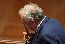 Frankreichs Premier stellt Vertrauensfrage - Christophe Ena/AP/dpa