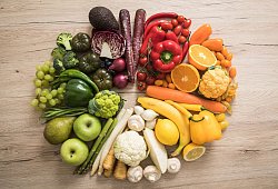 Obst und Gem&uuml;se liegt auf einem Tisch - Christin Klose/dpa-tmn