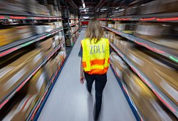 Zollbeamtin am Flughafen Leipzig im DHL Hub - Hendrik Schmidt/dpa/dpa-tmn