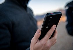 Ein Mann h&auml;lt ein Smartphone in der Hand - Zacharie Scheurer/dpa-tmn