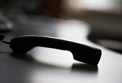 Ein abgelegter Telefonhörer. - Rolf Vennenbernd/dpa