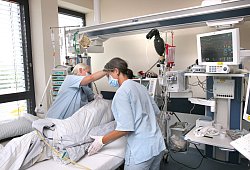 Intensiv-Betten gibt es noch genug in der Region, bei den Pflegekräften wird es für manches Krankenhaus langsam eng. - Frank-Michael Kiel-Steinkamp