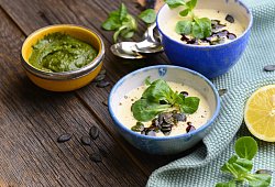 Pastinakensuppe mit Feldsalat-Pesto - Ariane Bille/BVEO/dpa-tmn