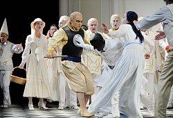Märchenhafter Stoff und eingängige Musik: Am Montagabend ist Mozarts Oper „Die Zauberflöte“ auf der Bühne des Landestheaters zu erleben. Das Bild zeigt eine Spielszene aus der Produktion. - Landestheater/Klei