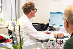 Arzt mit einem Patienten bei einer Sprechstunde - Benjamin Nolte/dpa-tmn
