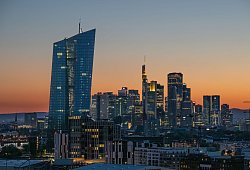 EZB vor Bankenskyline Frankfurt - Boris Roessler/dpa