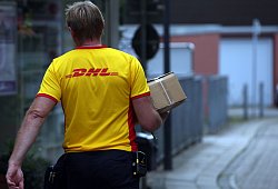 kr_corona_Paketzustellung_DHL - Oliver Berg/dpa