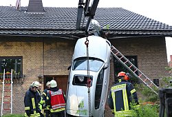 Ungewöhnlicher Anblick: Das silberfarbene Unfallfahrzeug stand vertikal an der Hauswand. - Simone Flörke