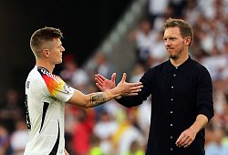 Toni Kroos (l) und Bundestrainer Julian Nagelsmann - Christian Charisius/dpa
