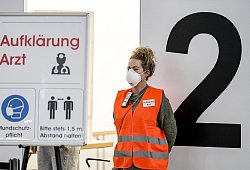 Vorstellung der Impfstraße im Corona-Impfzentrum in Husum - dpa
