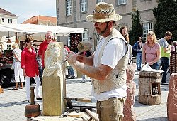 Vergangene Zeiten: Thierry Gangloff formt aus einem Sandstein-Klotz die Figur einer "trauernden Elfe". - Andreas Beckschäfer
