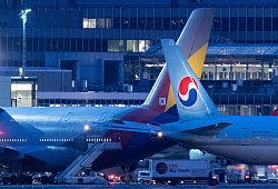 Flugzeug von Korean Air (r) steht am Flughafen Frankfurt/Main - Boris Roessler/dpa/dpa-tmn