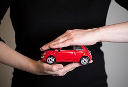 Eine Frau hält ein Modellauto in den Händen - Andrea Warnecke/dpa-tmn