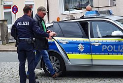 Die Polizei führte diesen Bielefelder ab, nachdem ihn Zeugen auf den Fahndungsfoto der Polizei wiedererkannt hatten. - NW