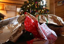 Geschenkpapier von ausgepackten Weihnachtsgeschenken - Karl-Josef Hildenbrand/dpa/dpa-tmn