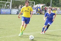Freie Bahn für Marcel Walek: Der Lügder hat Jannik Müller, Kapitän des TSV Rischenau, hinter sich gelassen, findet aber keinen Mitspieler. - Sebastian Lucas