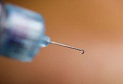 Ein Tropfen Insulin an einer Nadelspitze - Rolf Vennenbernd/dpa/dpa-tmn