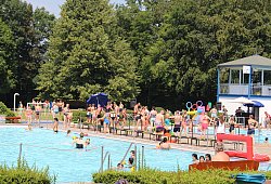 Den Badespaß im Freien schien bislang in Elverdissen garantiert. Zuletzt drängten sich jedoch Randalierer und Krawallmacher in der Vordergrund. Die Polizei beendete den Spuk. - Isabelle Helmke