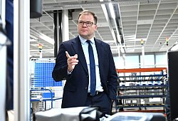 Bundesumweltminister Schneider besucht Rebuy - Elisa Schu/dpa