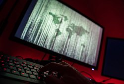 Person sitzt am Rechner und tippt auf einer Tastatur - Nicolas Armer/dpa/dpa-tmn