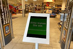 Zeigt die Ampel grün, dürfen Kunden eintreten. - Aldi Suisse