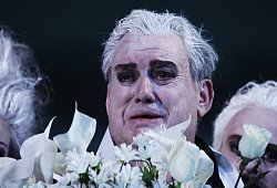 Beziehungsdrama: Aktuell ist Henry Klinder (Mitte) zusammen mit Ewa Rataj und Markus Hottgenroth im „Totentanz“ zu erleben. - Landestheater, M. Kreutzfeldt