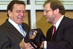 Gerhard Schröder und Hans-Jürgen Uhl - Foto: Wolfgang Weihs/dpa
