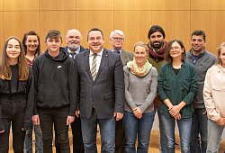 Geehrte und Ehrende: (von links) Antje Krause, Olympia Ella Frank, Ilona Spruthe, Edip Islam, Polizeidirektor Bernd Stienkemeier, Landrat Dr. Axel Lehmann, Rotkreuz-Vorsitzender Herbert Dahle, Martina Kroos, Cemal Alptekin, Monika Klapper, Martin Börchers, Hanna Beken und Thomas May. - Torben Gocke