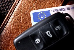 Autoschl&uuml;ssel liegt auf einem F&uuml;hrerschein - Sven Hoppe/dpa/dpa-tmn