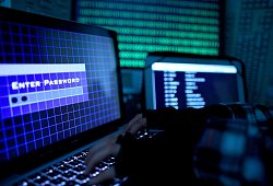 Passwort wird auf einem Laptop &uuml;ber die Tastatur eingegeben - Oliver Berg/dpa/dpa-tmn