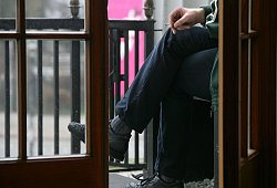 Ein Raucher auf einem Balkon - Ingo Wagner/dpa/dpa-tmn