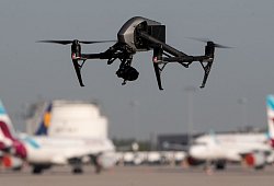 Drohne am Flughafen - Marijan Murat/dpa