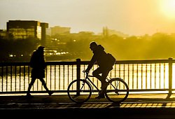 Fahrradfahrer im Sonnenuntergang - Andreas Arnold/dpa-tmn