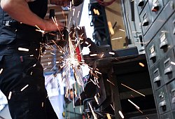 Kunstschmied arbeitet mit einem Winkelschleifer - Christian Charisius/dpa/dpa-tmn