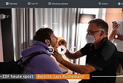 Die entscheidende Szene aus dem ZDF-Beitrag über die deutsche Nationalmannschaft in den Heute-Nachrichten vom 3. November: DHB-Teamarzt Dr. Kurt Steuer entnimmt Uwe Gensheimer eine Speichelprobe. Dabei trägt der Mediziner lediglich eine Maske. Schutzbekleidung, Gesichtsvisier und Handschuhe sind nicht zu sehen. Screenshot: MT - Screenshot Marcus Riechmann