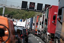 Stau auf der Autobahn - Peter Steffen/dpa