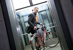 Mann nutzt einen Aufzug im Bahnhof - Christin Klose/dpa-tmn