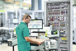 Phoenix Contact beschäftigt 17.600 Mitarbeiter weltweit. - Phoenix Contact