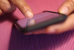 Eine Frau tippt auf einem Smartphone - Karl-Josef Hildenbrand/dpa/dpa-tmn
