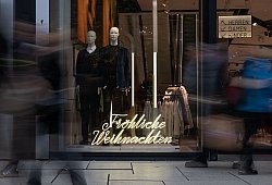Weihnachtsshopping - Boris Roessler/dpa