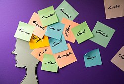 Eine Silhouette mit bunten Post-Its &uuml;ber dem Kopf - Christin Klose/dpa-tmn