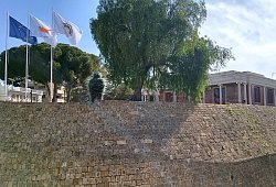 EU-Fahne am Rathaus von Nikosia - Takis Tsafos/dpa