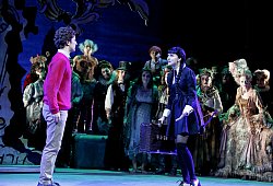 Lucas Beineke (Nando Zickgraf) und Wednesday Addams (Patrizia Unger) kämpfen für ihre Liebe. - Landestheater Detmold/Birgit Hupfeld